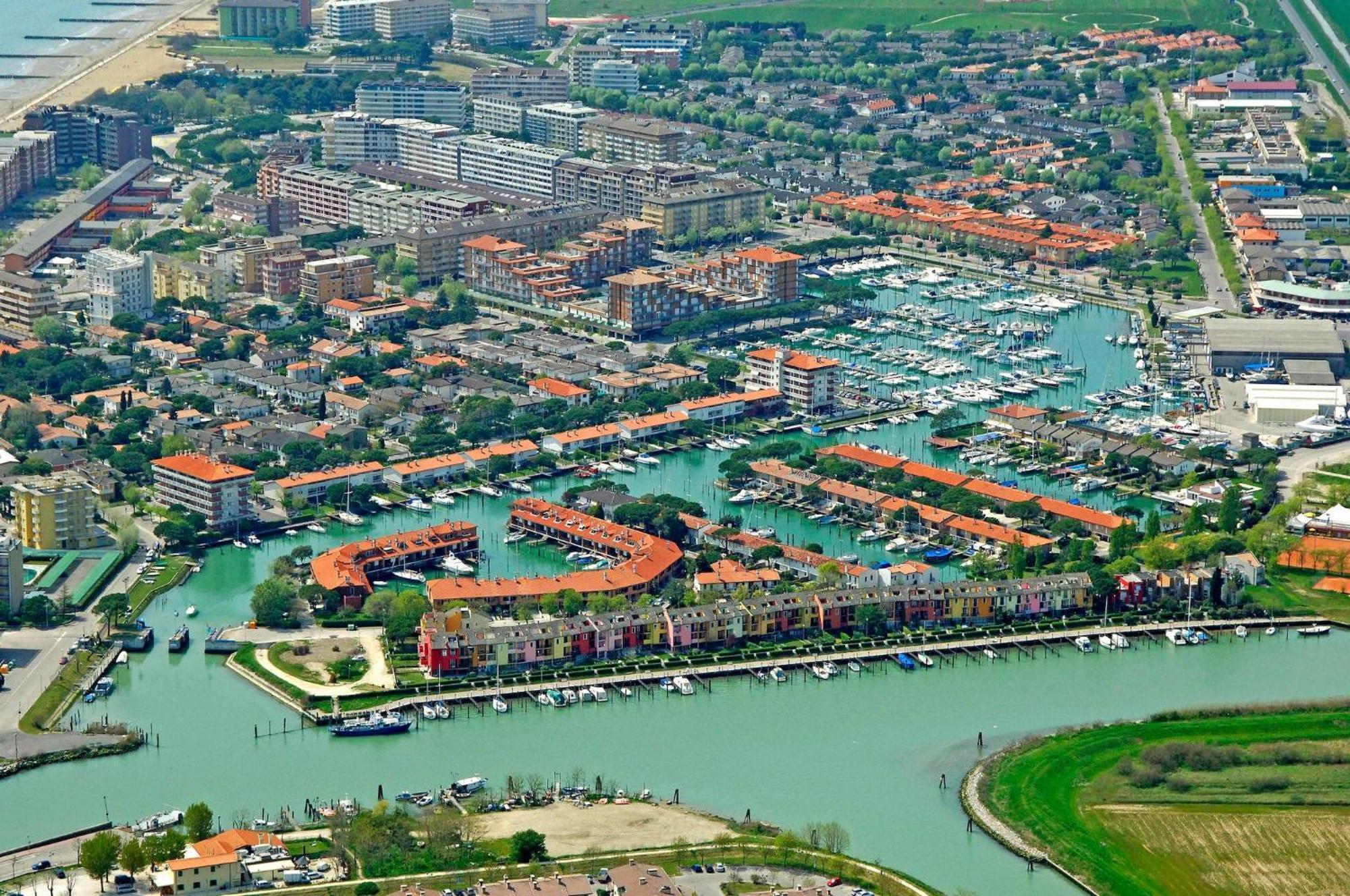 Bright Apartment With Pool Porto Santa Margherita di Caorle Eksteriør bilde