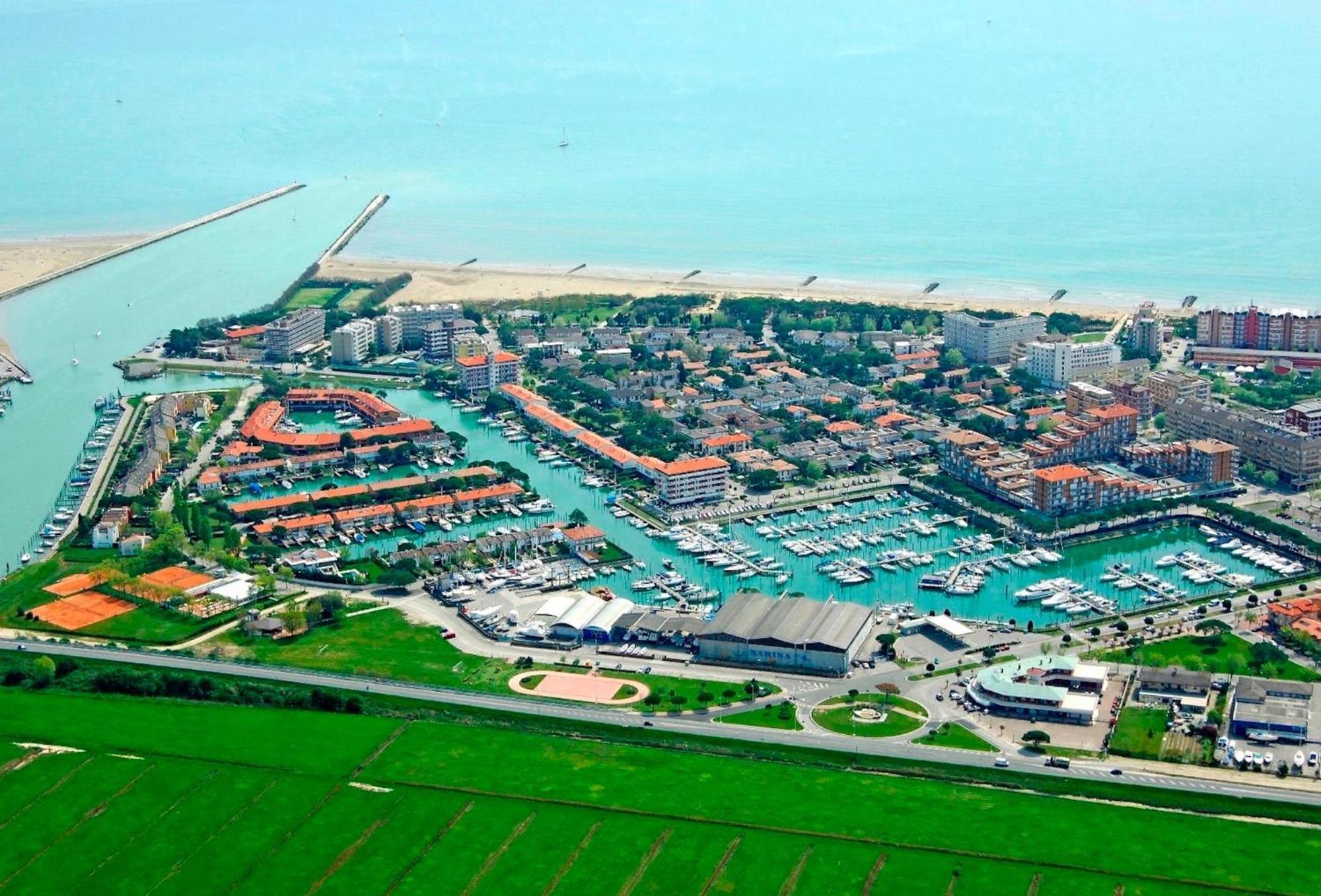 Bright Apartment With Pool Porto Santa Margherita di Caorle Eksteriør bilde